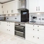 The White & Warm, Free Parking & Wifi, 8 Beds