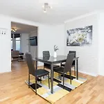 The White & Warm, Free Parking & Wifi, 8 Beds