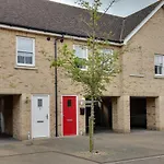 Two Bedroom Coach House - Free Allocated Parking For 2 Vehicles - Central Colchester