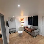 3 Bedroom Semi Detached House With Parking, Wifi