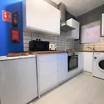 3 Bedroom Semi Detached House With Parking, Wifi