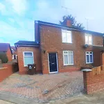 3 Bedroom Semi Detached House With Parking, Wifi