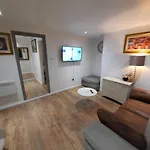 3 Bedroom Semi Detached House With Parking, Wifi