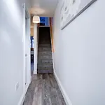 Modern 6 Bed 3 Bath House