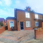 3-Bed House In Colchester With Parking And Wifi