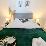 2-Bed, Sleeps 5, 2 Bath, Parking, Wifi