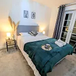2-Bed, Sleeps 5, 2 Bath, Parking, Wifi