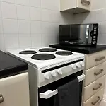 Cosy Entire Apartment Super King Bed Near Town Center