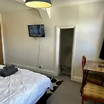 Cosy Entire Apartment Super King Bed Near Town Center