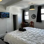 Cosy Entire Apartment Super King Bed Near Town Center