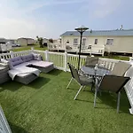 Luxury 2- Bed Caravan In Mersea Island Colchester