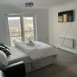 Elegant 3-Bedroom Apt With En Suite And Shared Amenities With Free Wi-Fi