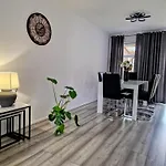 Modern And Spacious 3 Bedroom Family House With Workspace