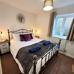Hythe House - Perfect For Families And Contractors