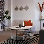 Top Spot 2-Bed Spacious Apartment Town Centre Train Station Wifi