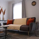 Top Spot 2-Bed Spacious Apartment Town Centre Train Station Wifi