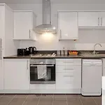 Jardine House- 2Br House, Town Centre, Station