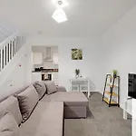 Jardine House- 2Br House, Town Centre, Station