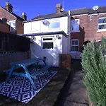 Stylish & Cosy Stay 2-Bed House Train Station Hospital Garden Fast Wifi
