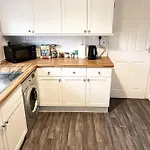 Colchester - 2 Bedroom - Sleeps 6 Guests - Long Term Stays - Business - Contractors - Families