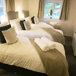 Colchester - 2 Bedroom - Sleeps 6 Guests - Long Term Stays - Business - Contractors - Families