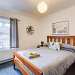 \'Number 11\' Central Colchester - Super Convenient 2 X Double Bed 1 X Single Bed Cottage Plus Office & Garden, 8 Min Walk Nth Station & Town Ctr, 2 Min Walk Local Shops & Restaurants