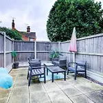\'Number 11\' Central Colchester - Super Convenient 2 X Double Bed 1 X Single Bed Cottage Plus Office & Garden, 8 Min Walk Nth Station & Town Ctr, 2 Min Walk Local Shops & Restaurants