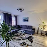Modern And Spacious 3 Bedroom Family House With Workspace