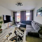 Modern And Spacious 3 Bedroom Family House With Workspace