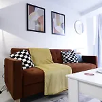 Entire Town Centre Apartment Free Parking Wifi
