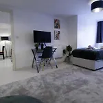 Entire Town Centre Apartment Free Parking Wifi