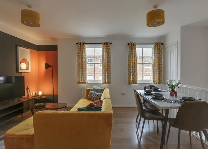 Two Bedroom Coach House - Free Allocated Parking For 2 Vehicles - Central Colchester