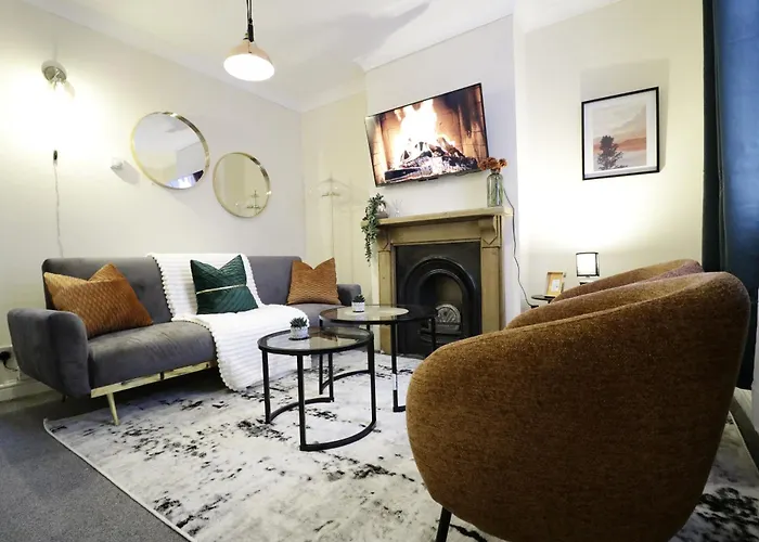 Stylish & Cosy Stay 2-Bed House Train Station Hospital Garden Fast Wifi