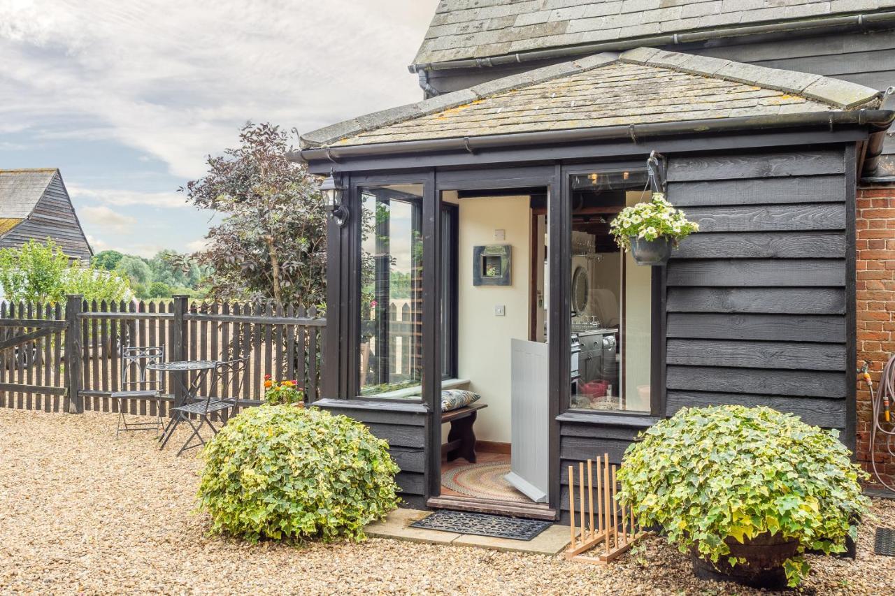 Stylish Rural With Views Over Fields And The River Stour - The Granary * Colchester
