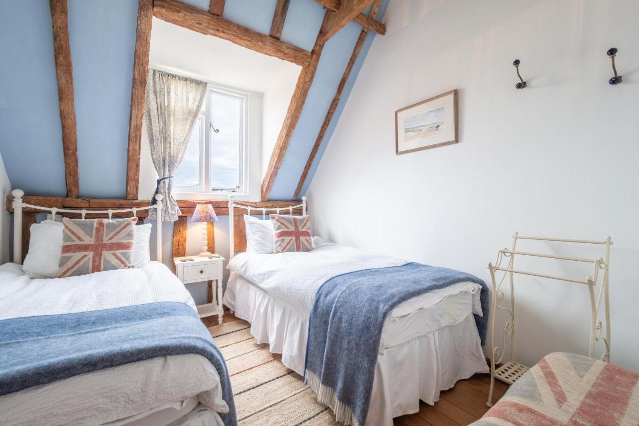 Stylish Rural With Views Over Fields And The River Stour - The Granary Holiday home Colchester