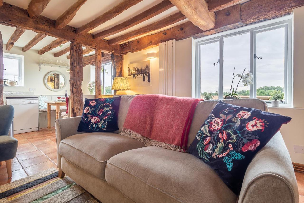 Stylish Rural With Views Over Fields And The River Stour - The Granary Colchester