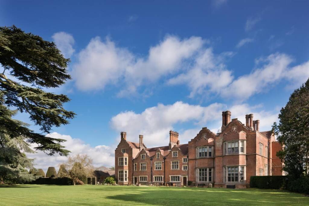 Luxury 2 Bed In The Orchard Of A 17th Century Manor House Holiday home