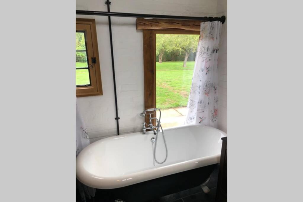 Luxury 2 Bed In The Orchard Of A 17th Century Manor House Holiday home Colchester