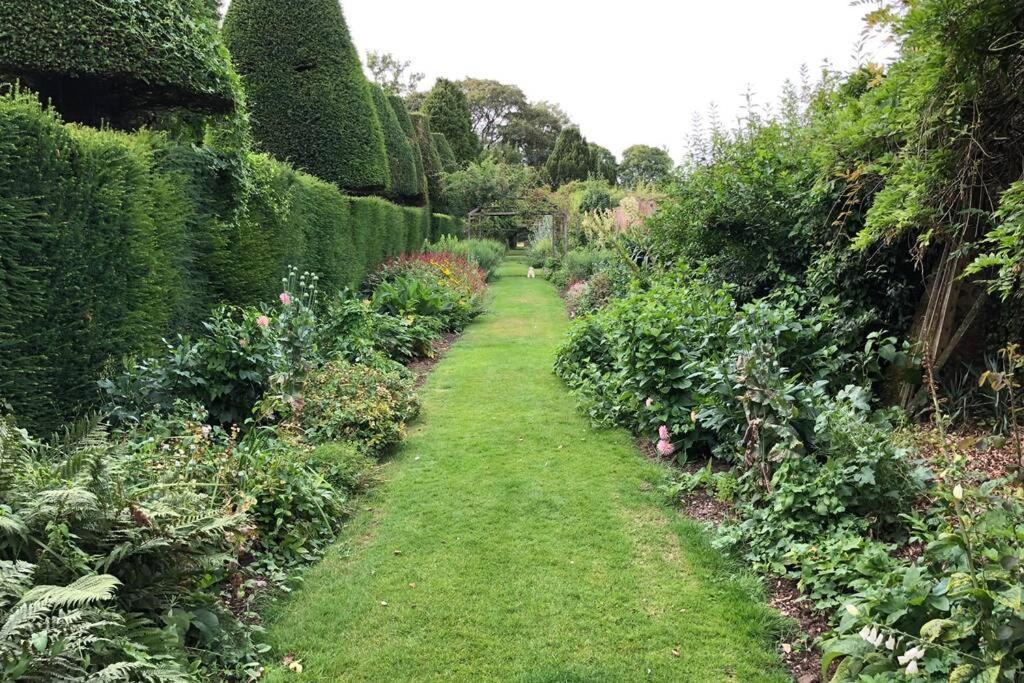 Luxury 2 Bed In The Orchard Of A 17th Century Manor House Holiday home *