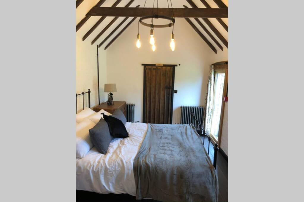 Luxury 2 Bed In The Orchard Of A 17th Century Manor House Holiday home *
