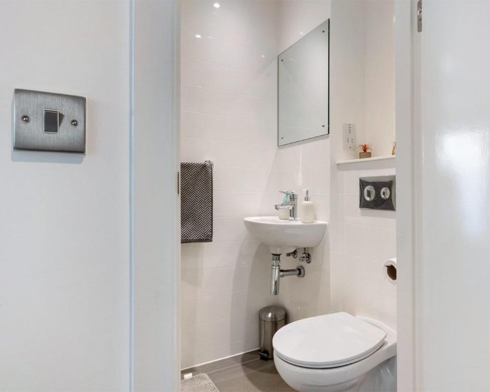 Zeni Ensuite, In Colchester *