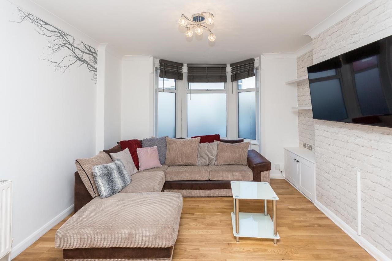 The White & Warm, Free Parking & Wifi, 8 Beds Holiday home *