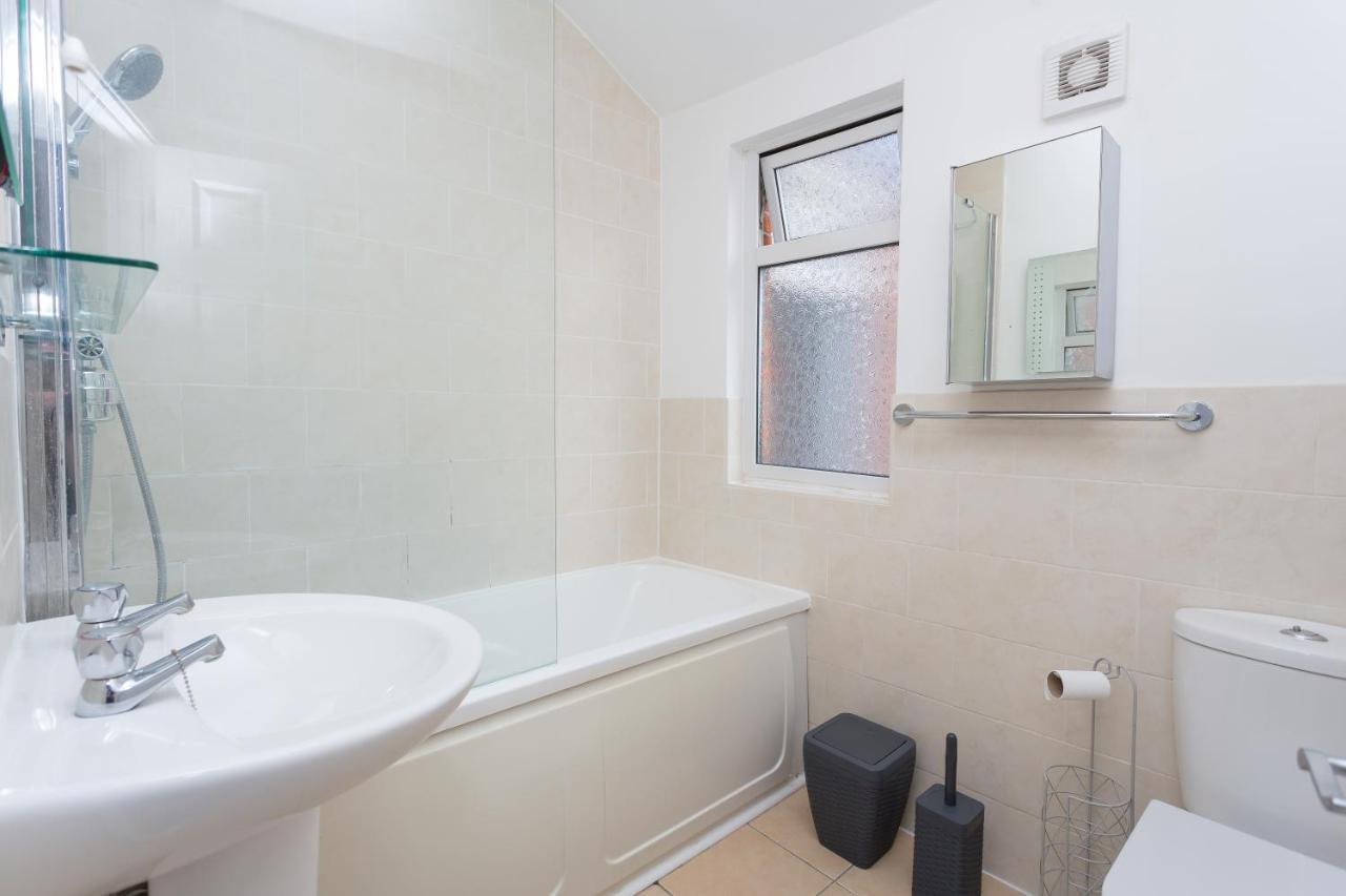 The White & Warm, Free Parking & Wifi, 8 Beds * Colchester