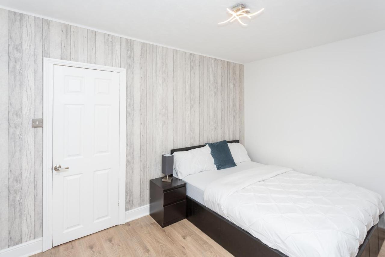 The White & Warm, Free Parking & Wifi, 8 Beds Holiday home *