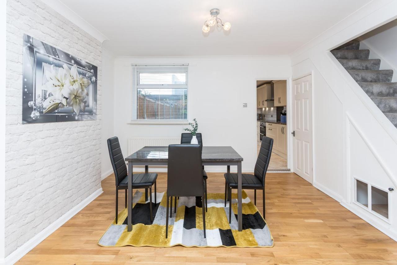 The White & Warm, Free Parking & Wifi, 8 Beds Colchester