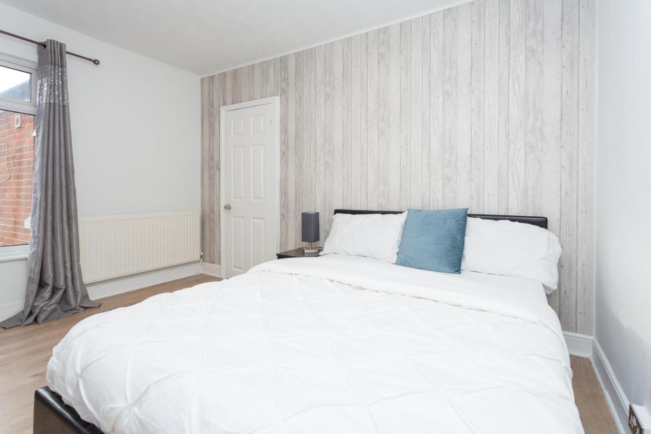 The White & Warm, Free Parking & Wifi, 8 Beds Holiday home Colchester