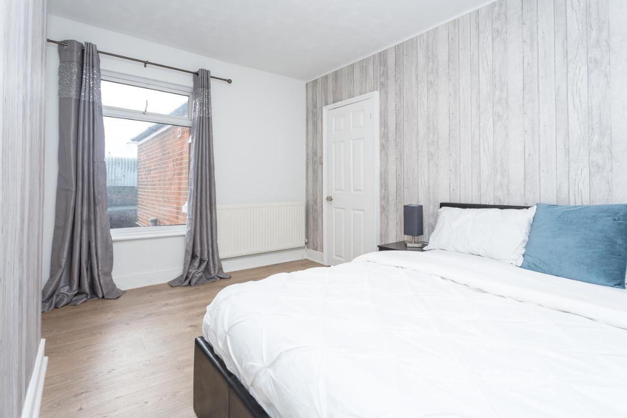 The White & Warm, Free Parking & Wifi, 8 Beds * Colchester