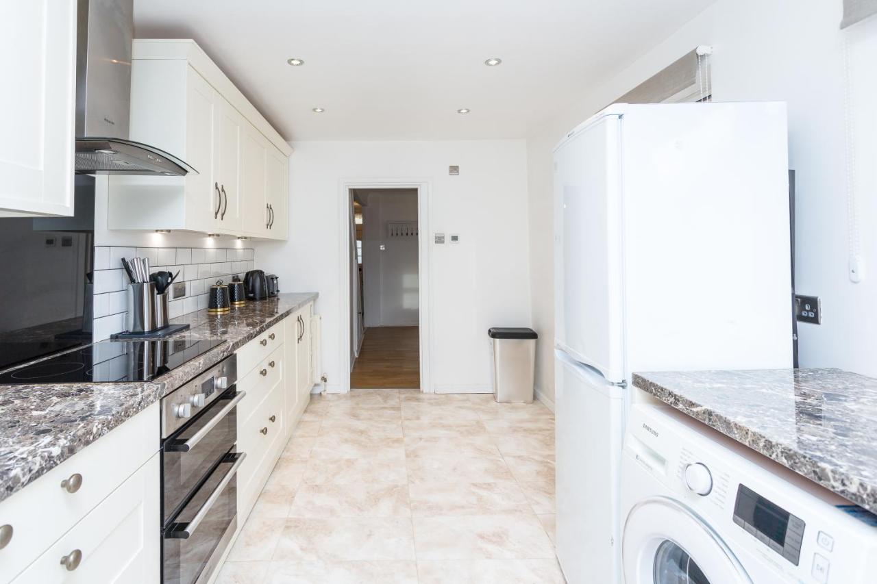 The White & Warm, Free Parking & Wifi, 8 Beds Holiday home *