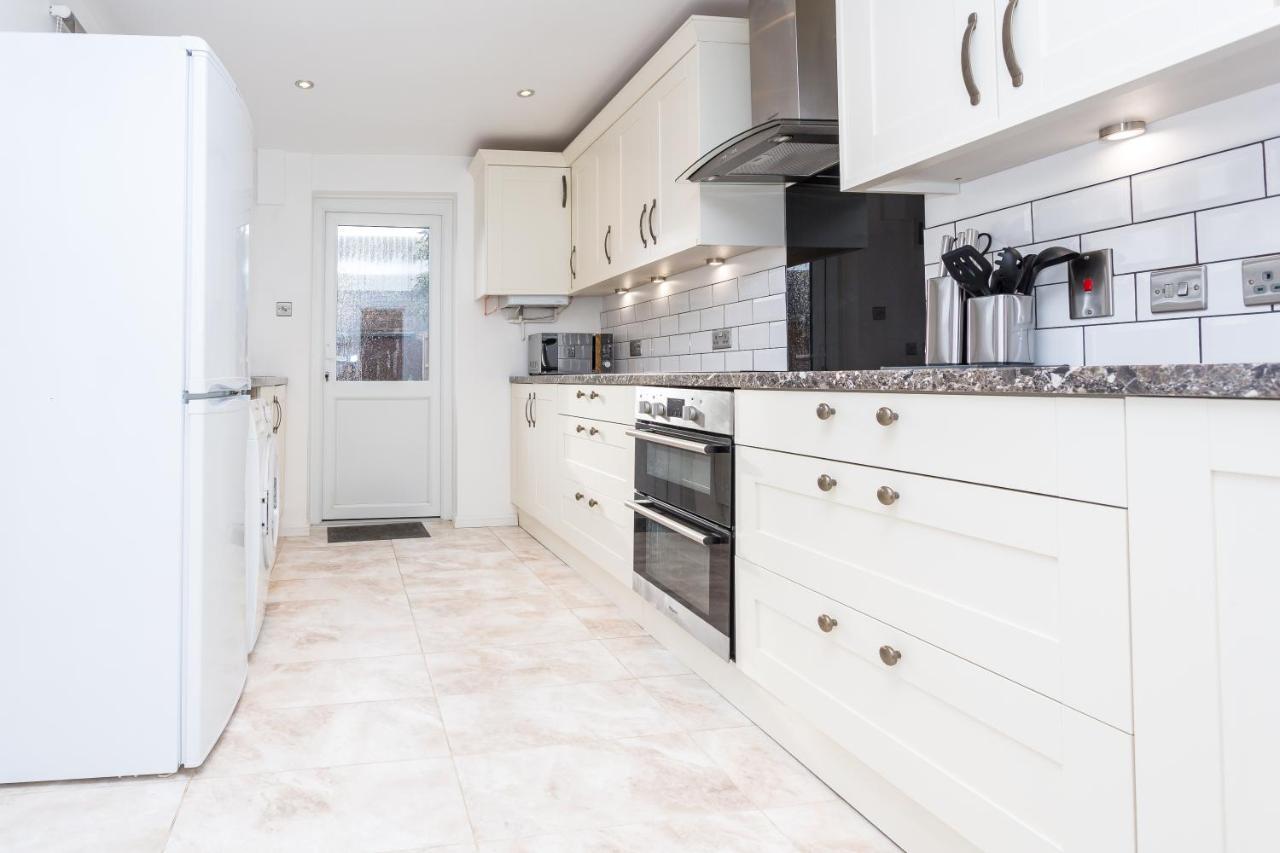 The White & Warm, Free Parking & Wifi, 8 Beds