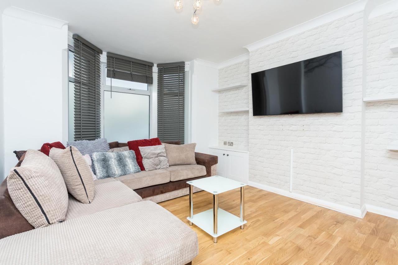 The White & Warm, Free Parking & Wifi, 8 Beds Holiday home Colchester